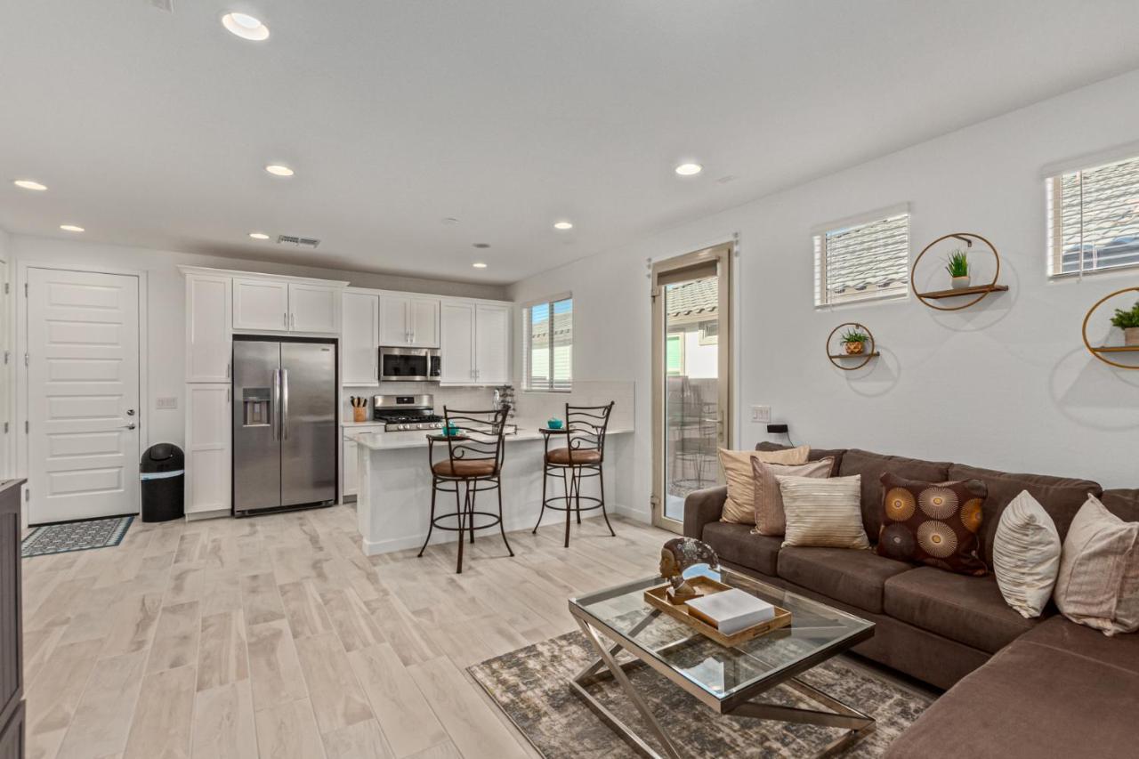 At Your Service - Modern Amenities, Urban Location, Sophisticated Style Phoenix Exterior photo